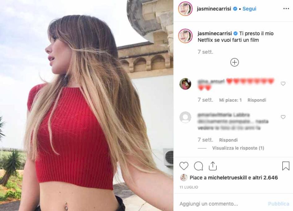 Capelli biondi, occhi azzurri e labbra carnose