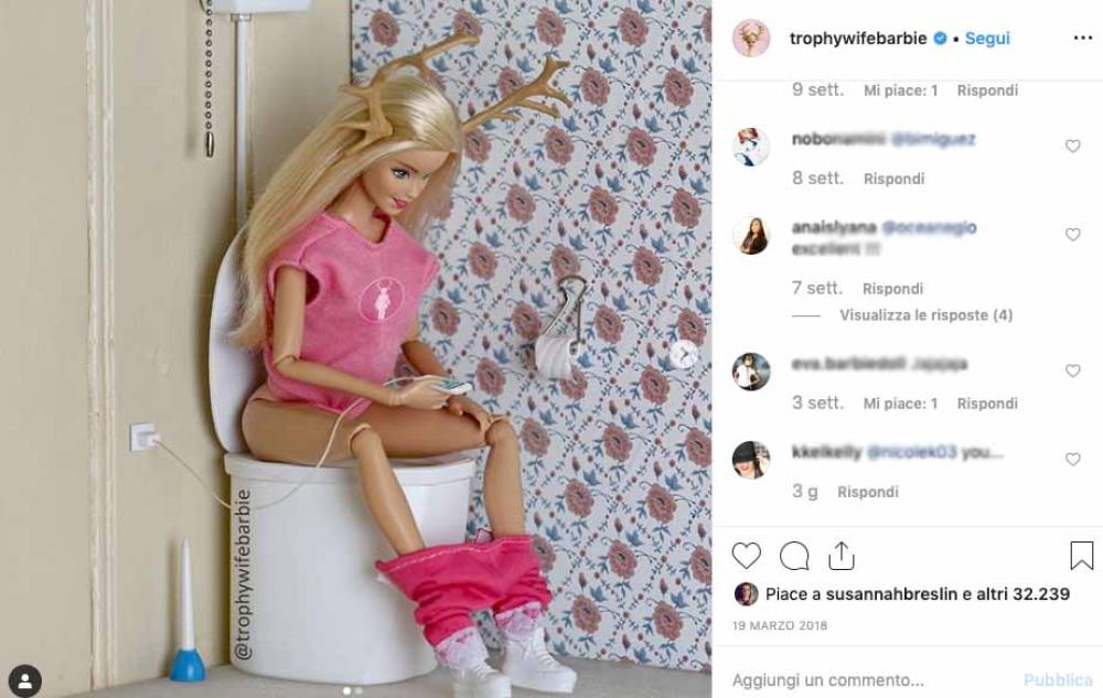 Barbie va al bagno con il cellulare in mano come tutte le donne del mondo