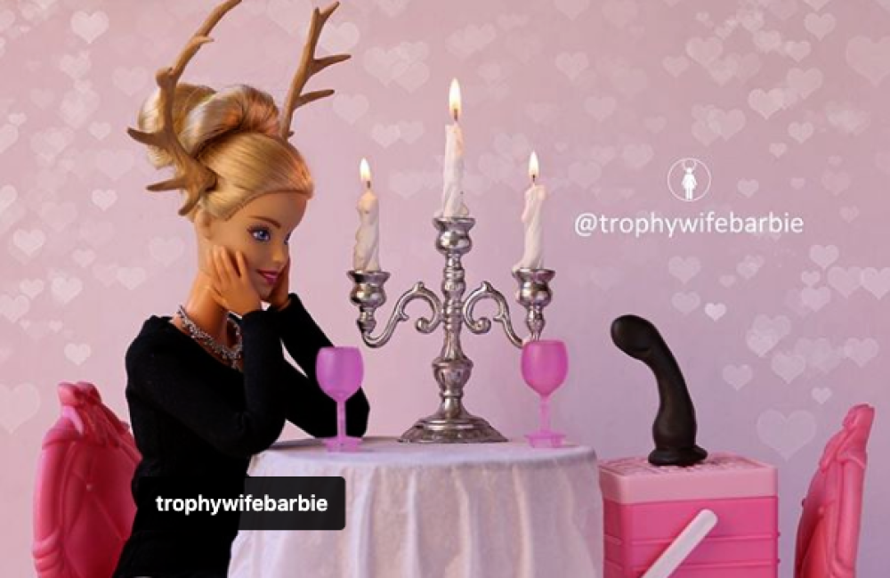 E se Ken non esiste, Barbie organizza una cenetta romantica con un vibratore