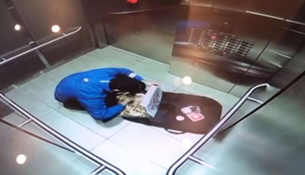 Il fattorino stava consegnando la pizza