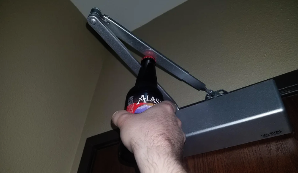 Se non c'è l'apribottiglia per il minibar in camera allora è possibile usare il gancio della porta