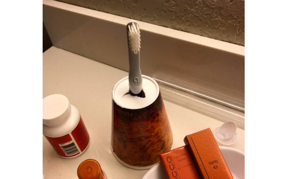 Se non c'è il contenitore per lo spazzolino in bagno, è possibile usare un bicchiere di carta... capovolto
