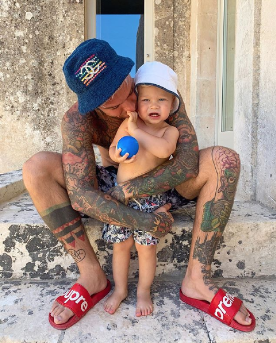 Il piccolo Leone è nato il 19 marzo del 2018: Fedez è legatissimo a lui e condivide spesso delle tenere foto che li ritraggono insieme.