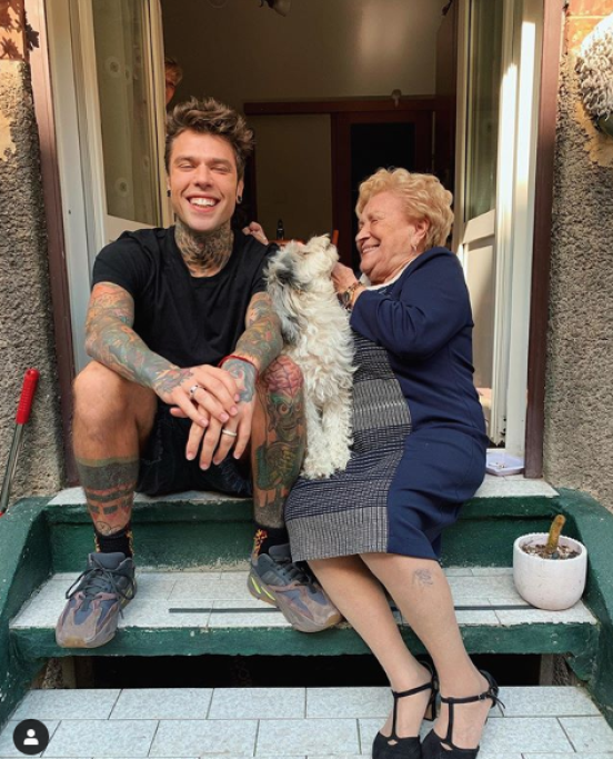 Fedez è molto legato anche a sua nonna: pubblica spesso delle foto insieme a lei e le ha persino creato un profilo su Instagram.