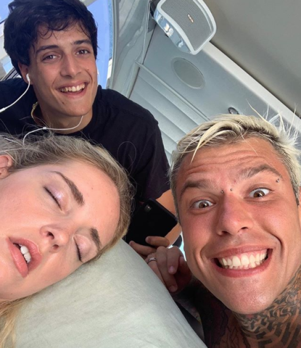 Con le foto e i video pubblicati sui social, Fedez ama anche prendere in giro sua moglie. In questo caso, ad esempio, l’ha fotografata 