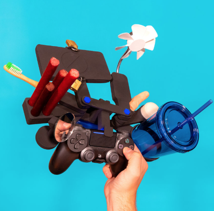 Ecco il controller per consolle perfetto per una maratona di giochi che duri tutto il weekend: c’è spazio per i cibi, le bevande, e persino lo 