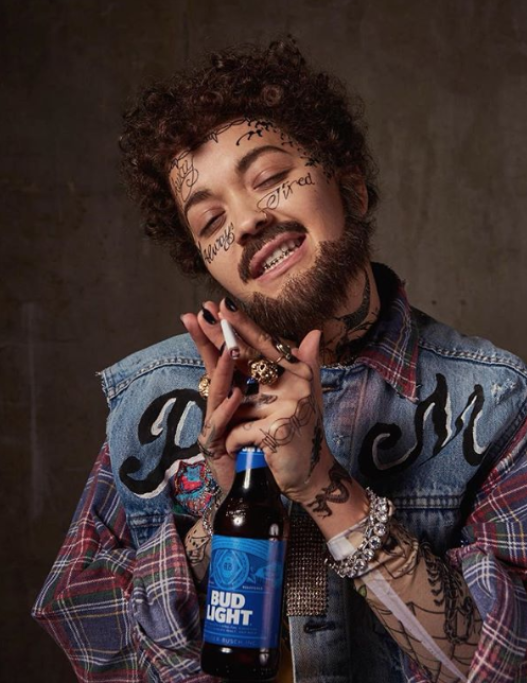 Non ci crederete mai, ma questo non è Post Malone: è Rita Ora travestita dal rapper, con tanto di tatuaggi.