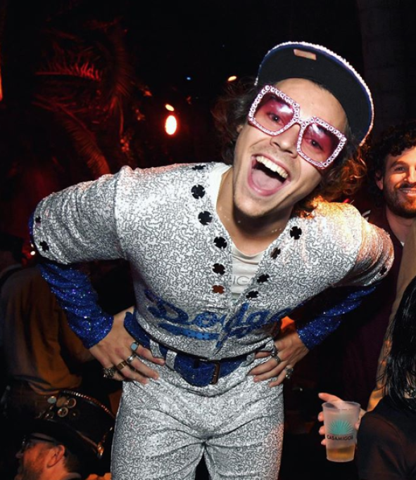 Ecco Harry Styles in versione Elton John in uno dei suoi outfit più famosi.