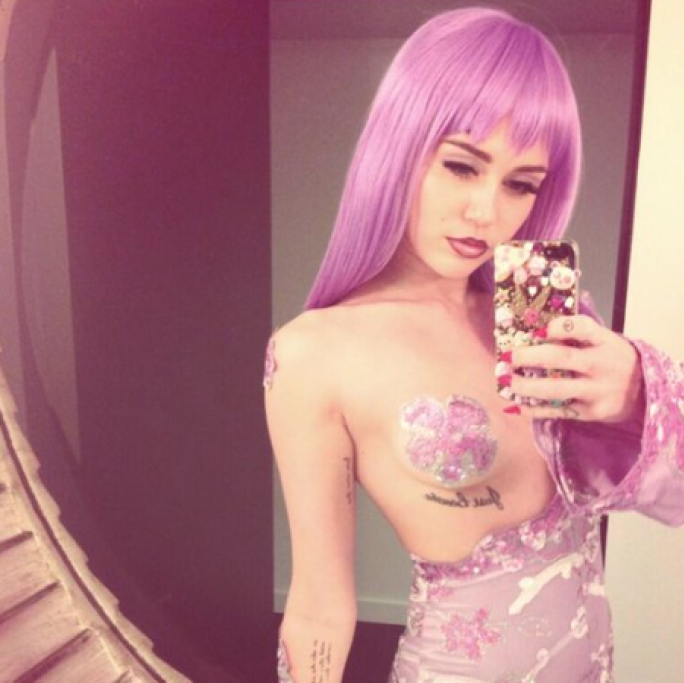 Ed ecco Miley Cyrus vestita come la rapper Lil Kim: questa foto risale al 2013 e la cantante ha usato questo travestimento proprio per Halloween.