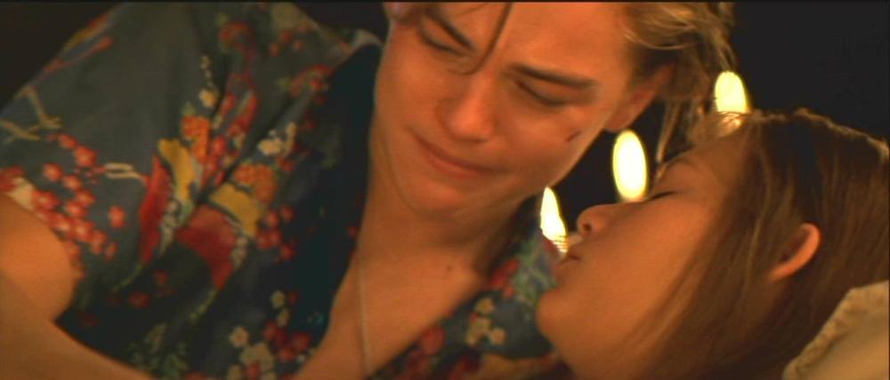 Nella scena finale, quando Giulietta è stesa priva di sensi dopo aver bevuto il veleno, DiCaprio fu così vero che l'attrice si commosse
