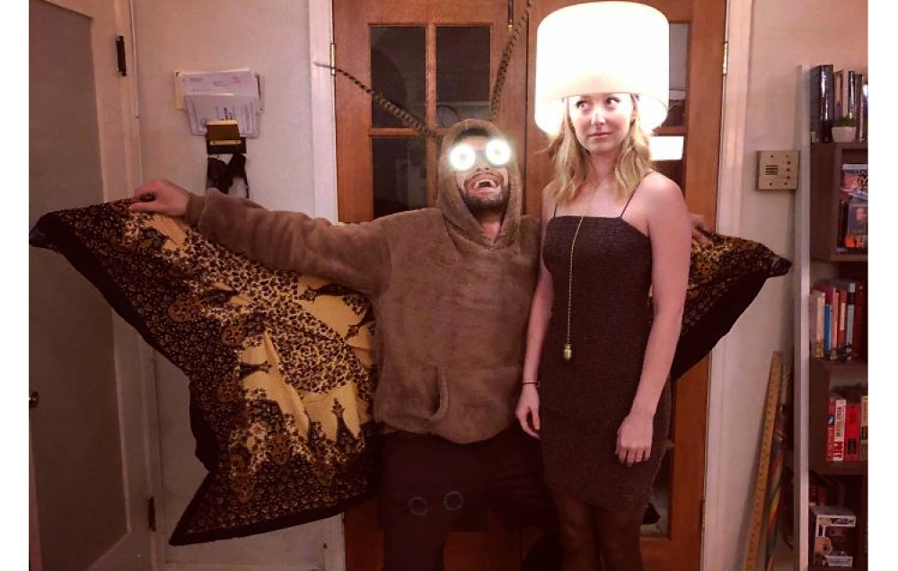 La falena che sta attaccata alla sua lampada