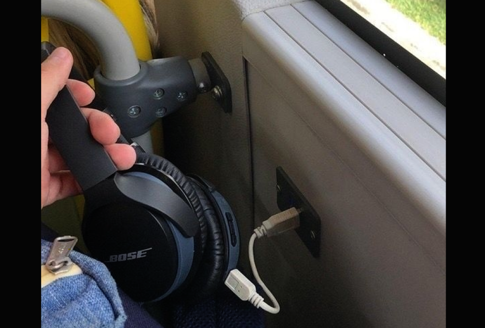 Una presa sui mezzi di trasporto pubblici per ricaricare il cellualre