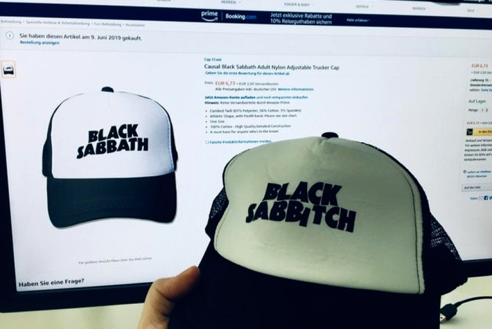 La scritta sul cappello non è proprio la stessa