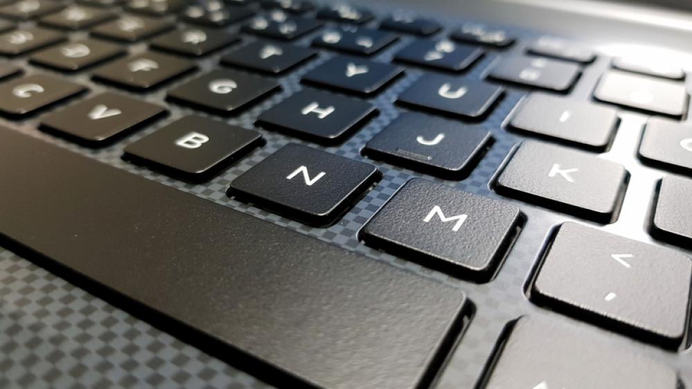 I tasti "J" e "F" della tastiera di un pc sono in rilievo