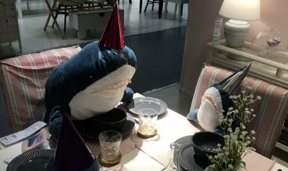 Madre e figlio che festeggiano il compleanno