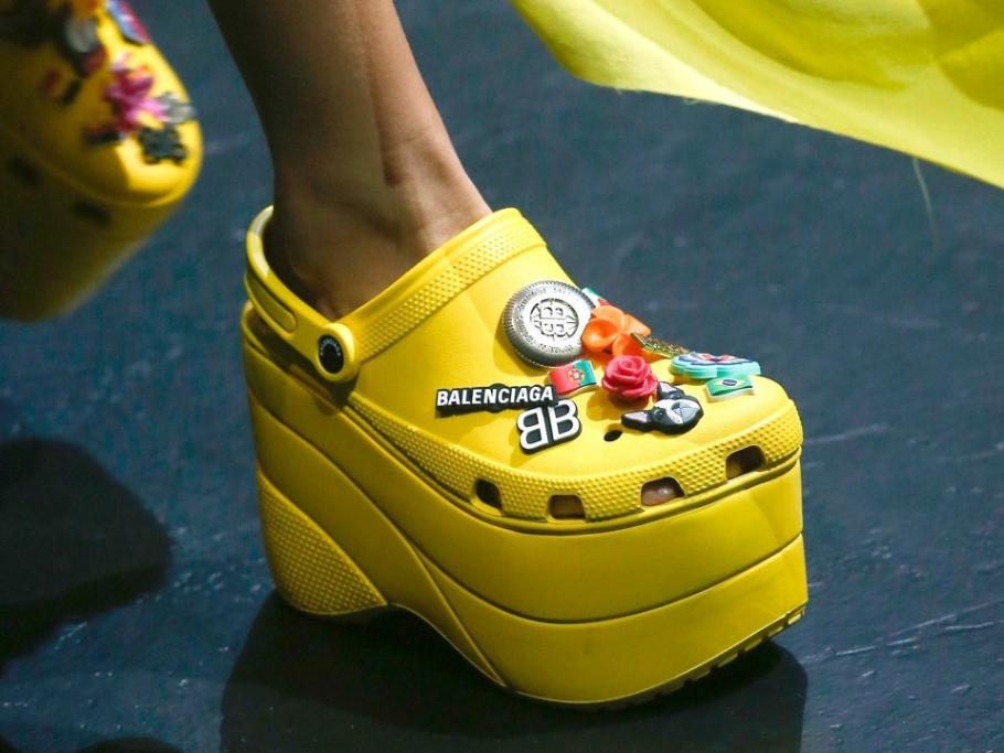Anche il mix Balenciaga/Crocs entra di diritto nella galleria degli orrori