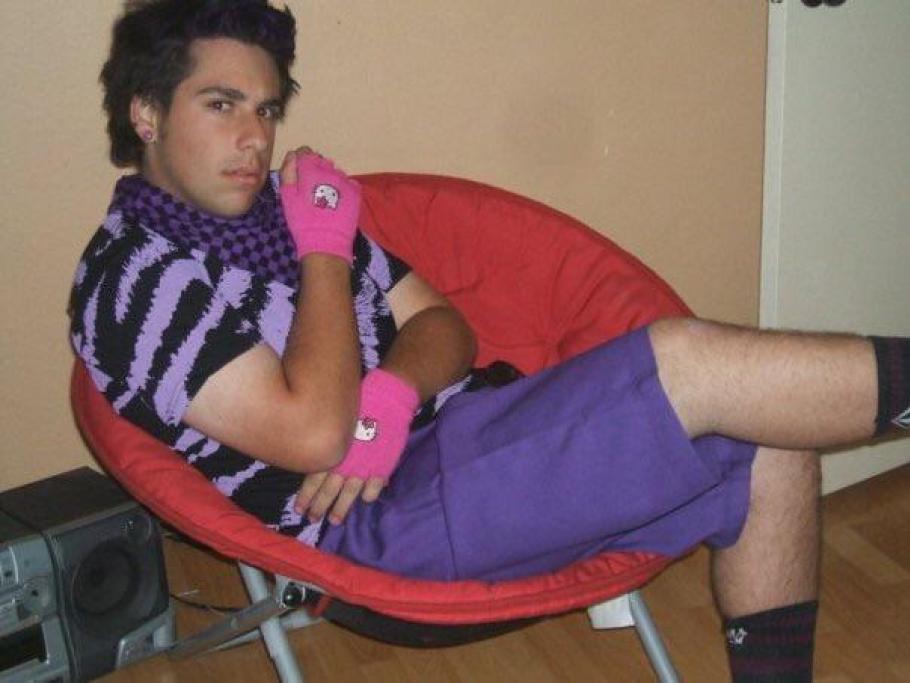 Posa da artista, guantino di Hello Kitty e sguardo che conquista chiunque lo incroci. 