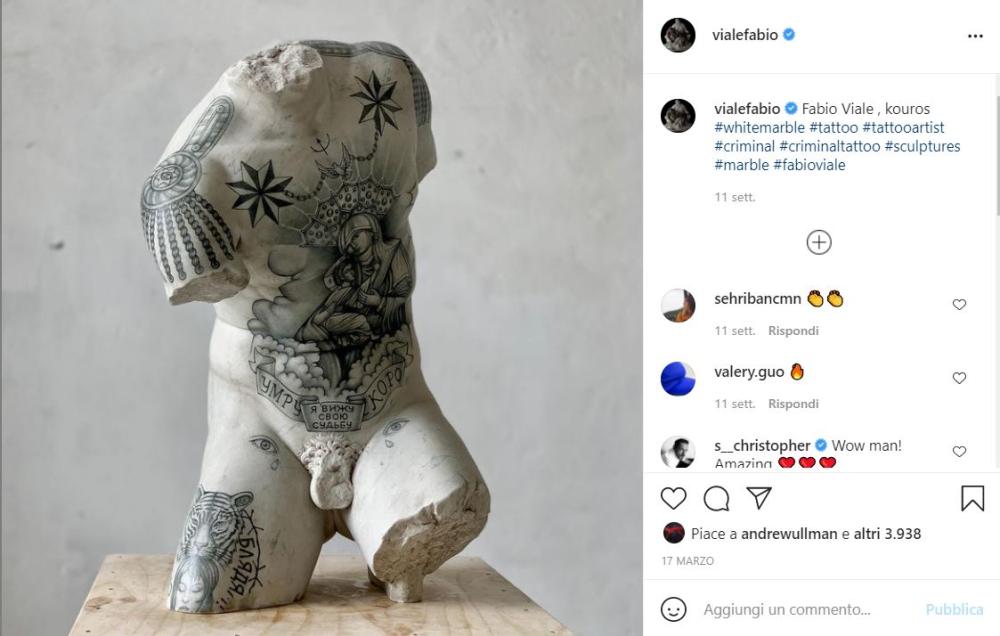Un petto scolpito e religioso