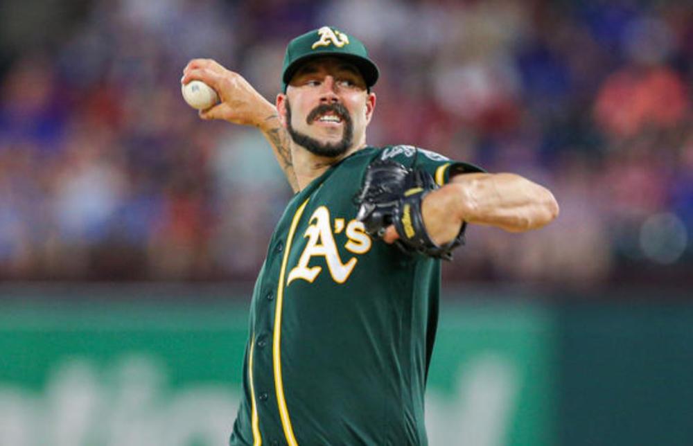 MLB Mike Fiers sfoggia un baffo di design 
