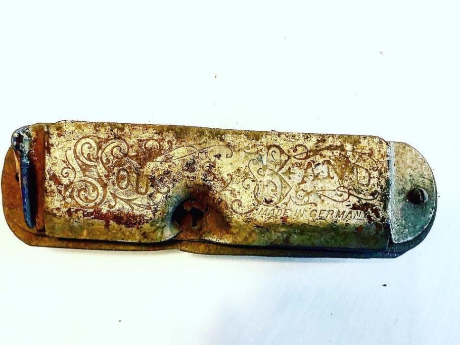 Una fisarmonica a cui hanno sparato. Chi ha il coraggio di soffiarci dentro? 