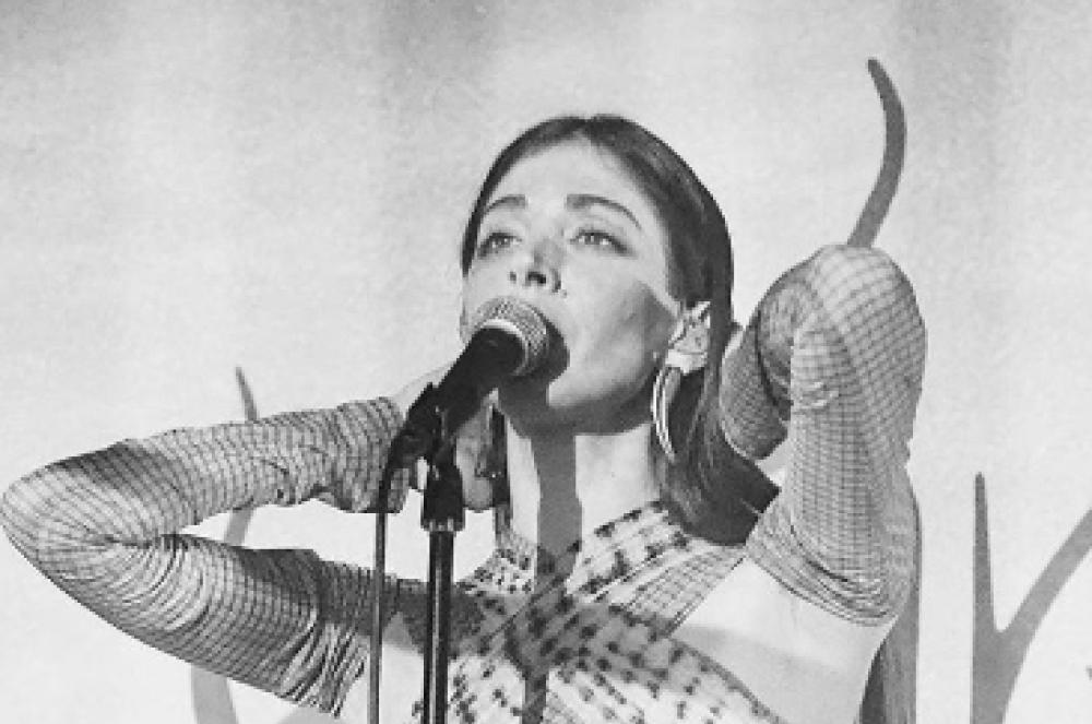 Caroline Polachek invita i fan all'isolamento sociale
