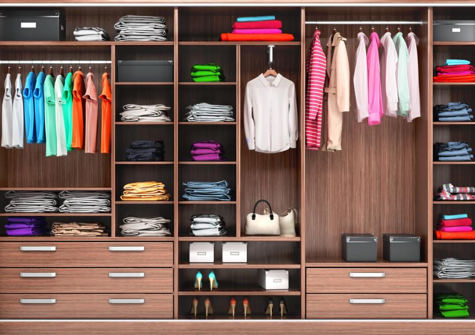 Decluttering fase 3 : Ordina i vestiti in maniera razionale e intuitiva
