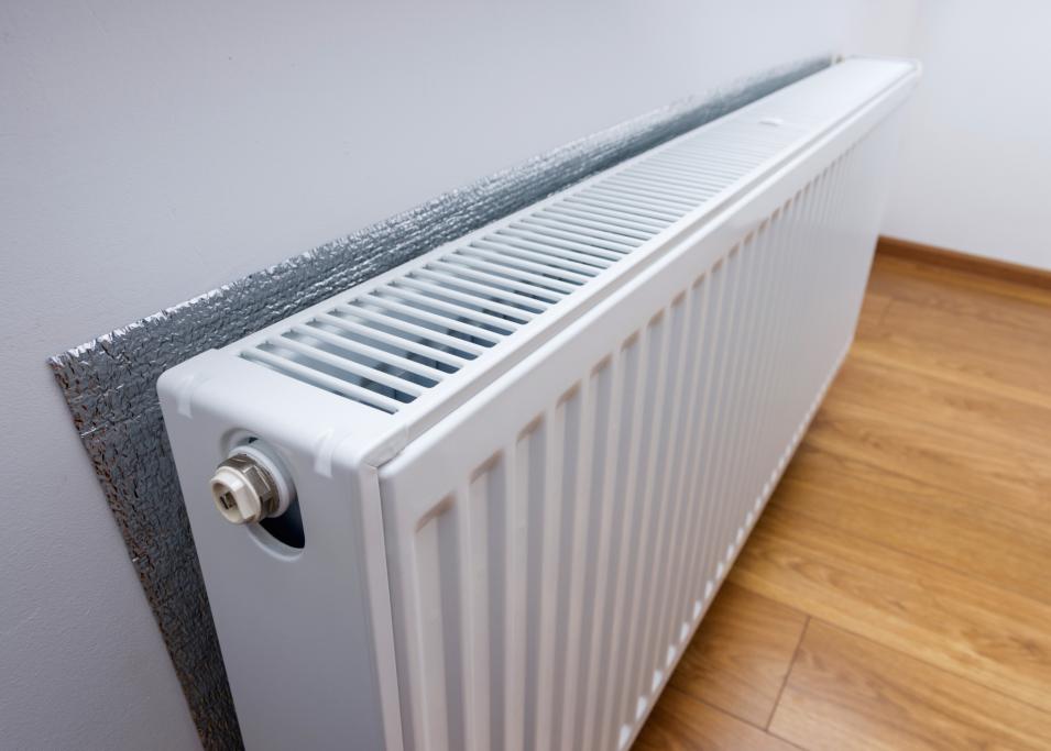 Un foglio di alluminio tra il termo e il muro renderà la casa più calda