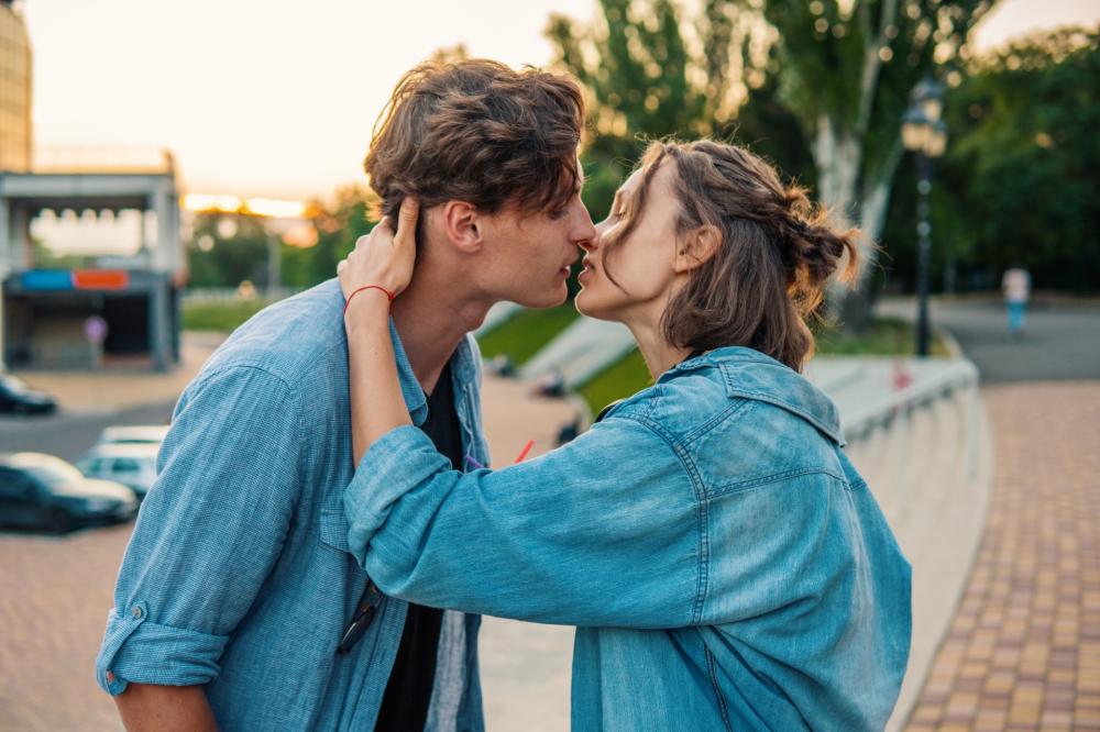 Durante il bacio ci si scambiano 9 ml di acqua, 0,7 mg di proteine, 0,18 mg di composti organici, 0,71 di lipidi, o,45 mg di cloruro di sodio