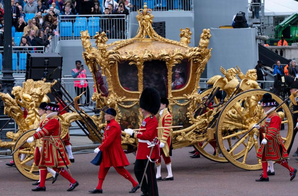 La carrozza d'oro della Royal Family sfila con l'ologramma della Regina proiettao sul vetro