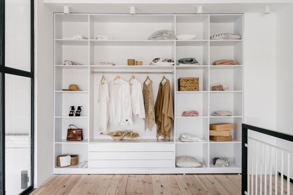 Decluttering fase 3 : Ordina i vestiti in maniera razionale e intuitiva