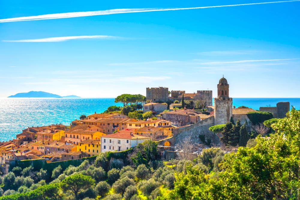 La Maremma che si distende lentamente sul mare.