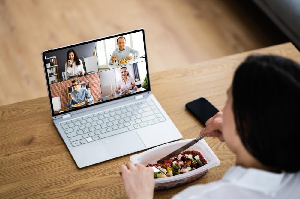 Evitare di saltare i pasti o mangiare al pc, è fondamentale per staccare e far risposare il cervello