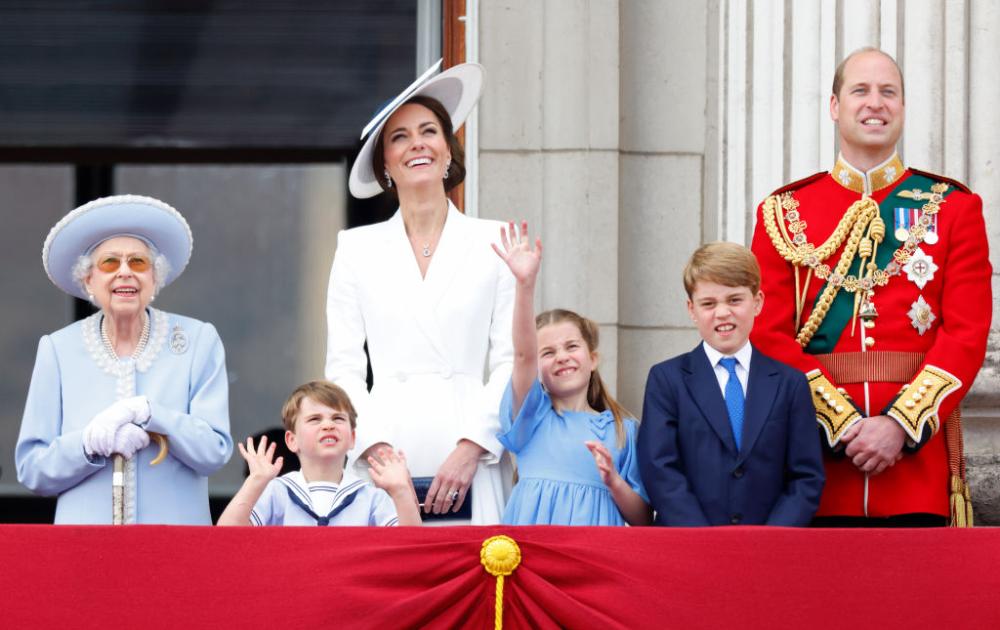 La Regina insieme al nipote William e al resto della famiglia del principe