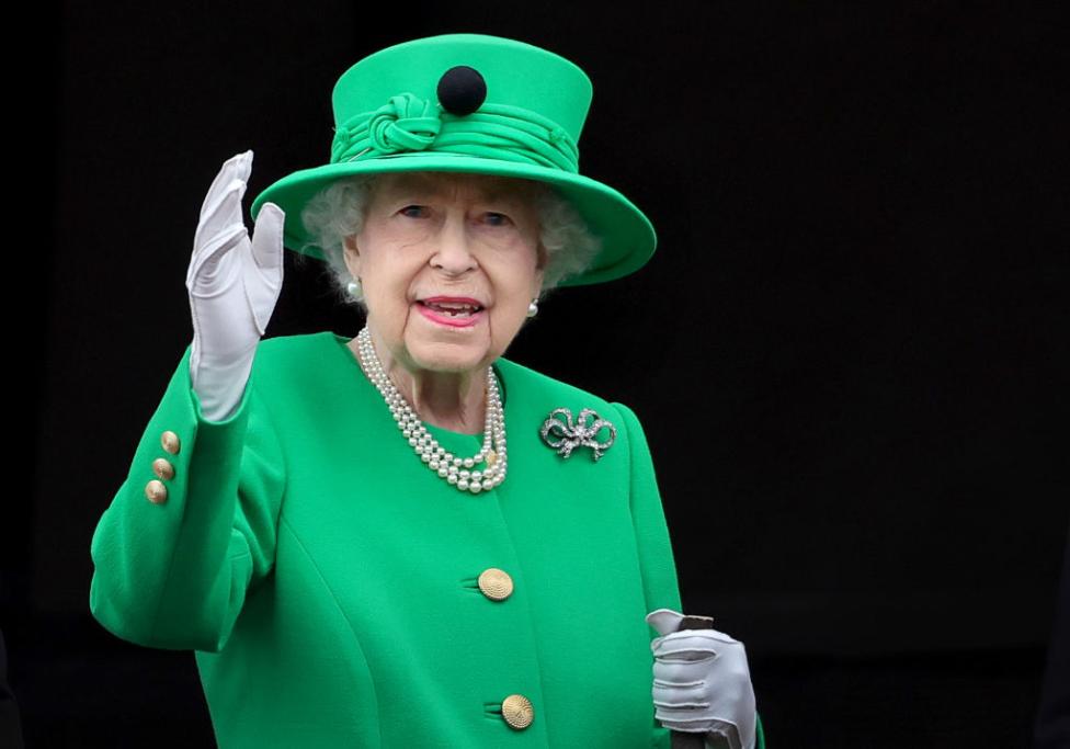La Regina saluta il popolo accorso per festeggiarla 