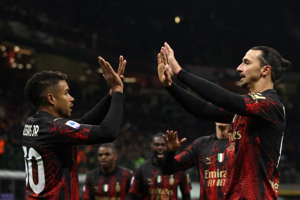 Junior Messias festeggia il  gol con Zlatan Ibrahimovic