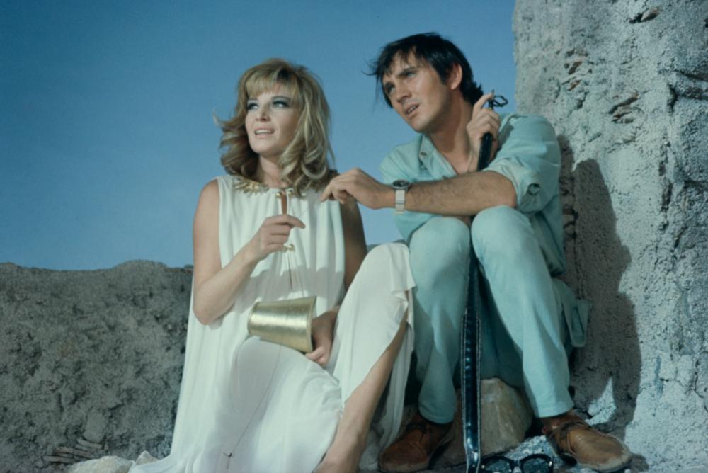 Monica Vitti con Terence Stmp durante le riprese del film Modesty Blaise - La bellissima che uccide 