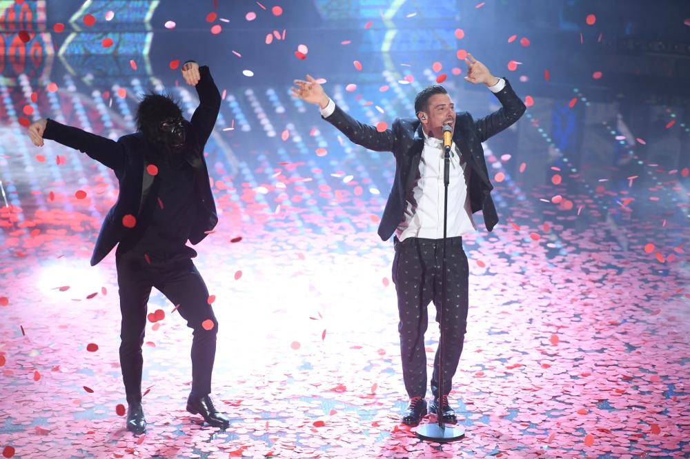 2017 - Gli animalisti contro Francesco Gabbani: "Non si esibisca con la scimmia finta".