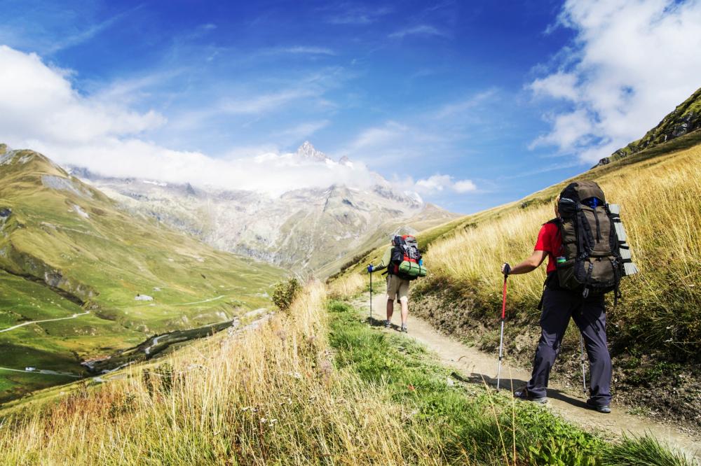 In montagna segui sempre i percorsi segnalati e ufficiali. lascia in pace la natura selvatica!