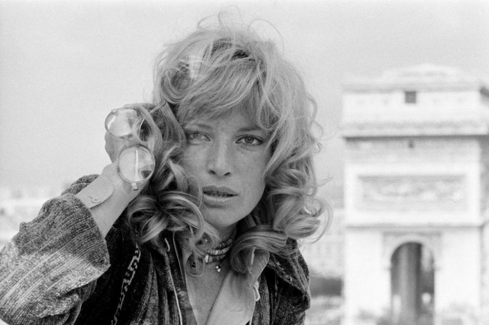 Monica Vitti nasce come Maria Luisa Ceciarelli  e cambia nome nel 1953 dopo essersi diplomata all'Accademia nazionale d'arte drammatica, 