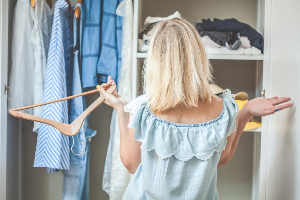 Decluttering fase 2: Dividi i vestiti con criterio logico