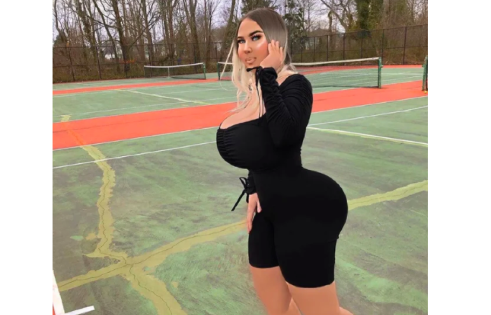 Questa ragazza forse ha un po' esagerato con Photoshop