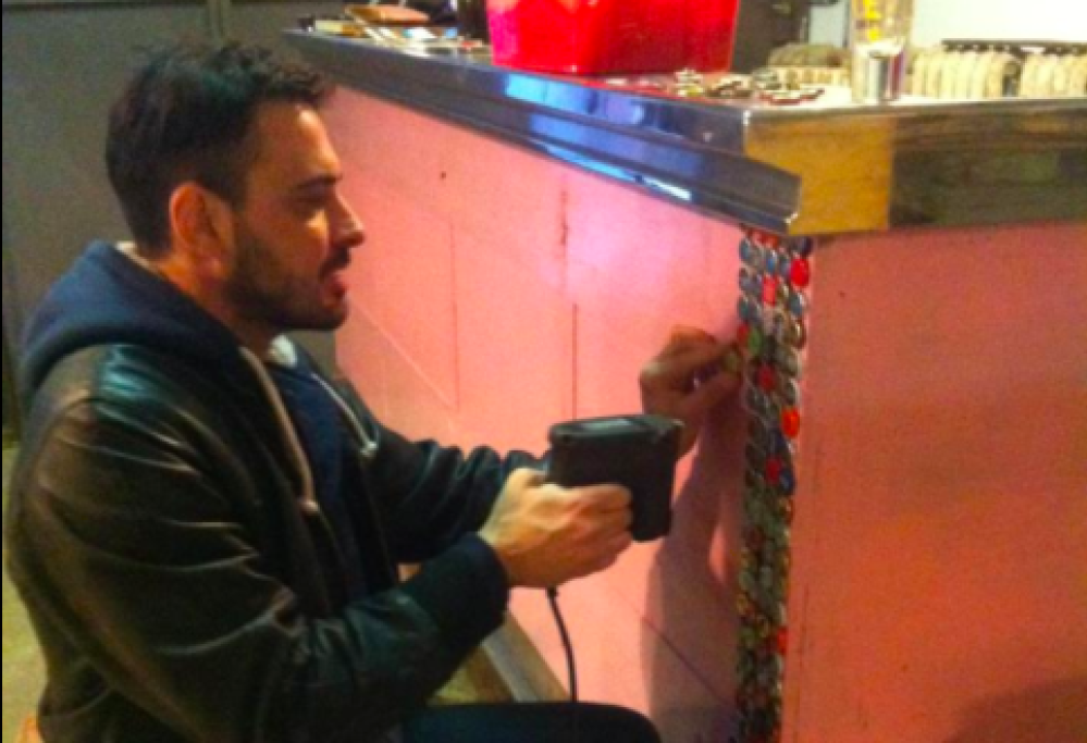 Manolo Bernardo ha fatto qualche film per la tv e oggi gestisce un locale a Roma