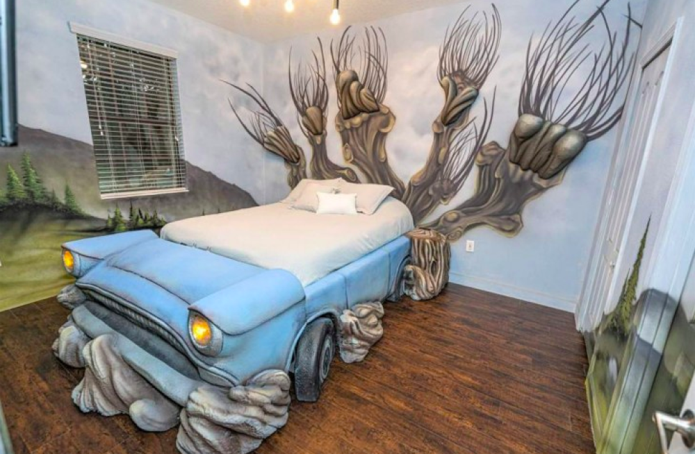 C'è anche il letto a forma di macchina volante