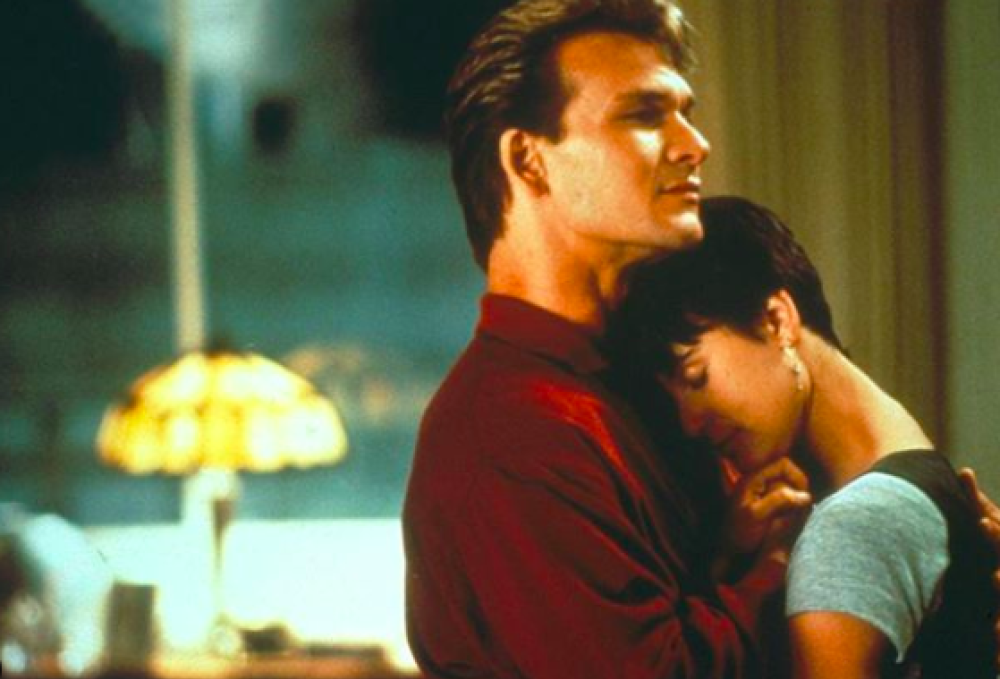 La canzone "Unchained Melody", che accompagna il film, è del 1965 ma raggiunse la vetta delle classifiche solo nel 1990