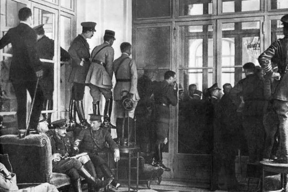 Queste persone si sporgono per vedere in diretta la firma del trattato di Versailles