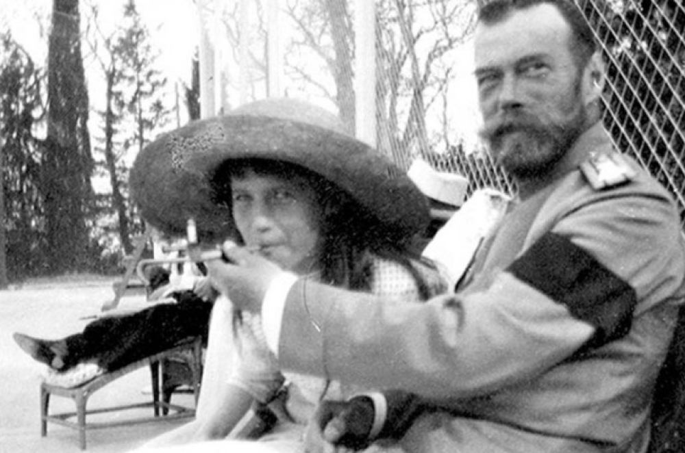 Lo Zar Nicola II fa fumare la giovane figlia Anastasia