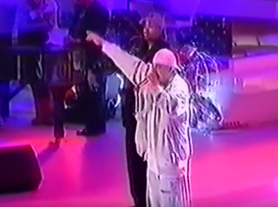 2001 - Eminem è invitato come ospite e viene criticato per i testi delle sue canzoni.