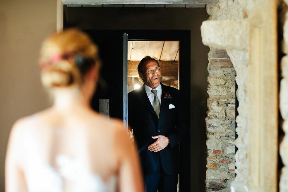 Quel momento in cui un padre vede la figlia in abito da sposa