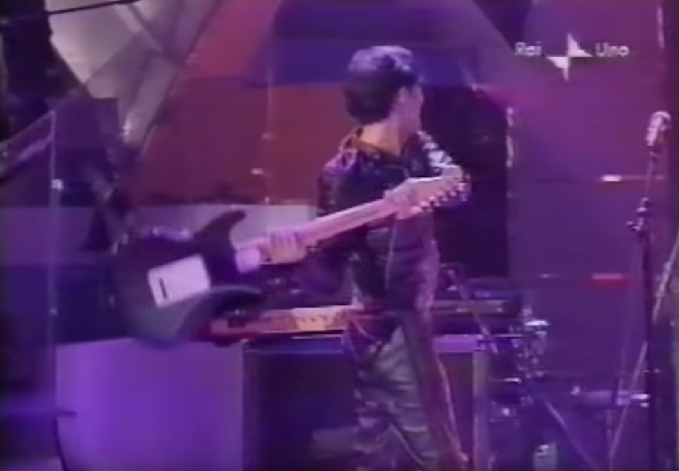 2001 - Brian Molko dei Placebo rompe una chitarra sul palco.