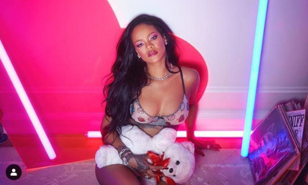 Rihanna super sexy in lingerie